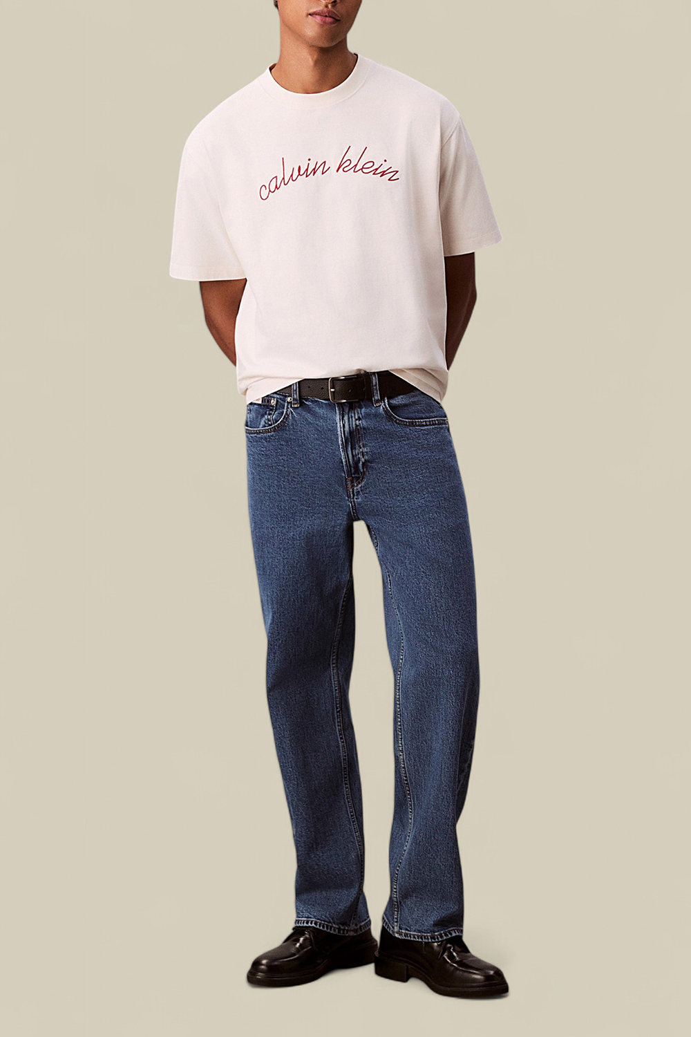 תמונת כל הלוק של חולצת טי